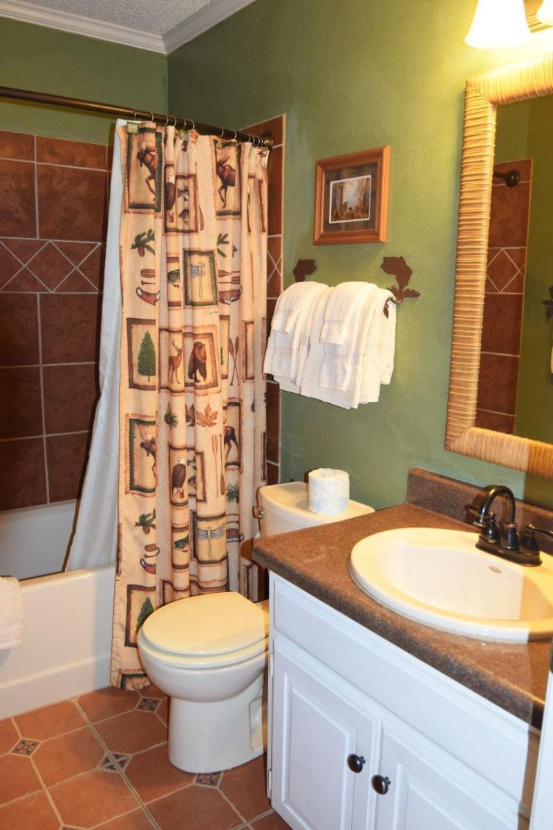 Claim Jumper Townhouse 16 - On The River - Across From The Fishing Ponds - In Town - Near The Ski Area - Fireplace - Wifi - Sate Red River Zewnętrze zdjęcie